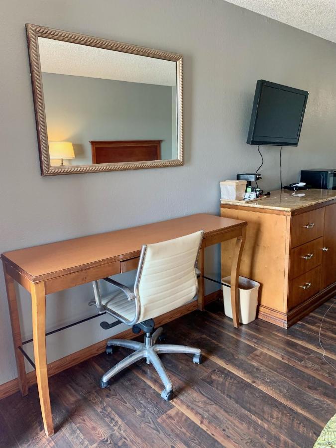 Hiway Inn Express Elk City Buitenkant foto